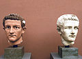 Kejser Caligulas originale portræt side om side med den bemalede replika