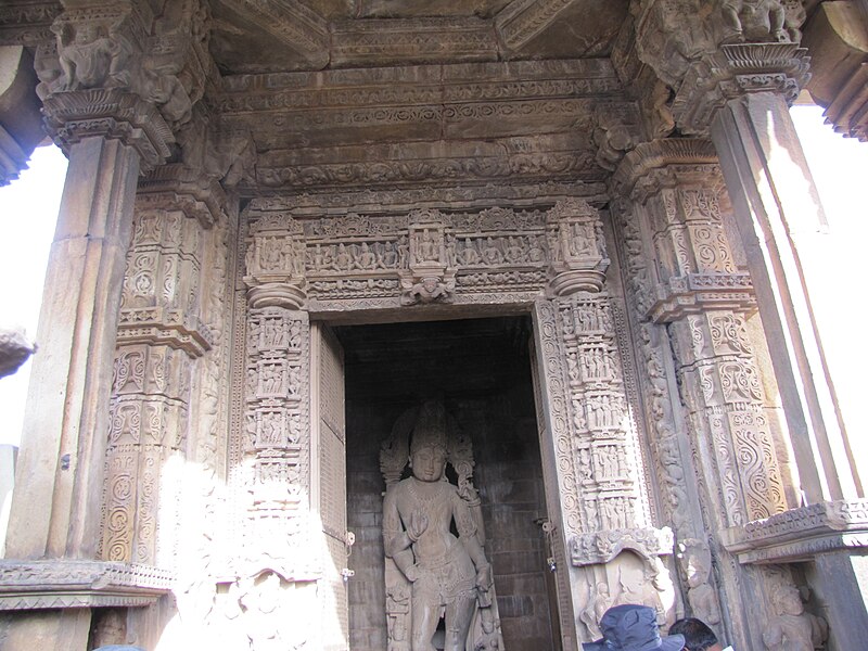 File:Khajuraho India, Chaturbhuj Temple, Front View with Main Idol, Photgraphed 10-March-2012.JPG