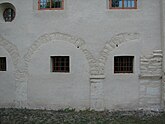 Zugemauerte Halbrundbögen in der Kirchenmauer Brumby