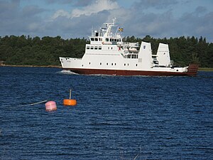 M/S Knipan lämnar Degerby på Föglö