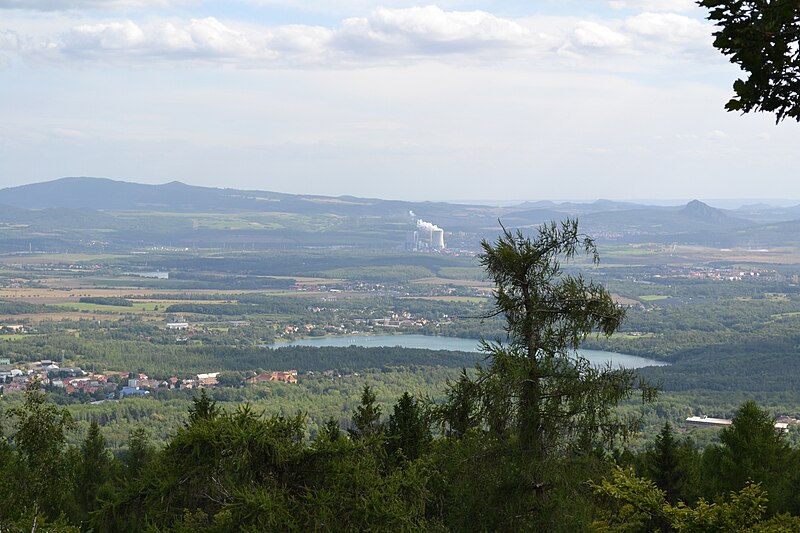 File:Košťany - vrch Vlčí kámen, pohled k jihu, obr01.jpg