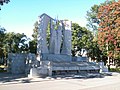 Skulptuur "Au tööle"[8] („Kahe kaine kaevuri“ monument[9] või "kaks kainet")