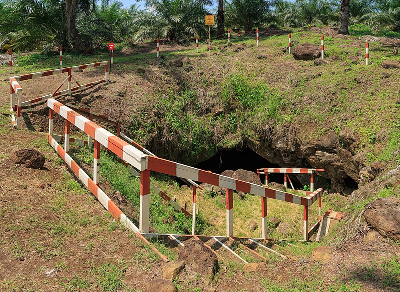 File:Kunak Sabah Mostyn-Cave-02.jpg