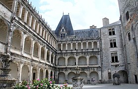 Arcadas del lado del patio del château de La Rochefoucauld (a partir de 1519)