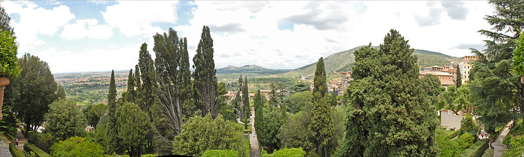 Vue panoramique de la campagne de Tivoli et du jardin, depuis la loggia de la villa d'Este (près de Rome), point d'entrée actuel des visiteurs du jardin. Photo de Jean Pierre Dalbéra.