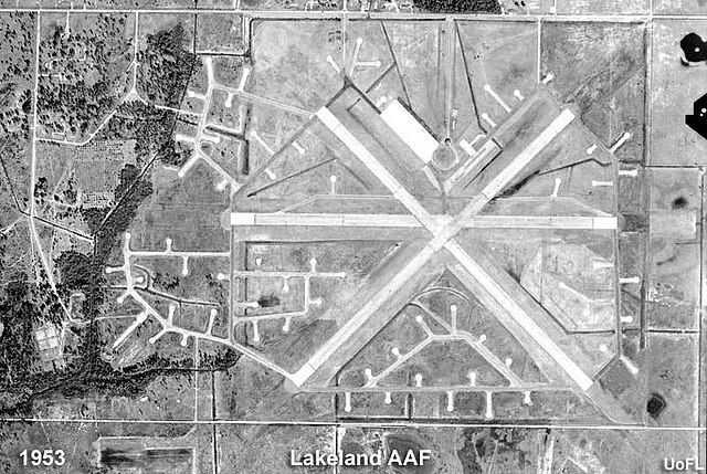 Lakeland Army Airfield in 1953, at that time unused and in its World War II configuration.