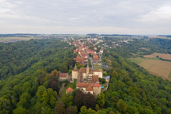 Langenburg mit dem Schloss im Vordergrund