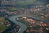 A légi felvétel a Laufen óvárosára és a Salzach hurokra