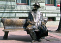Socha zpodobňující Juliana Tuwima sedícího na lavičce (Lodž)