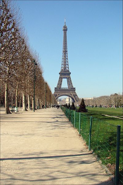 File:Le Champ de Mars à Paris (5509383306).jpg