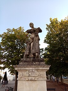 La statue Le Pain représente deux enfants accrochés à leur mère pour obtenir du pain; Parthenay, France.