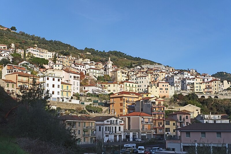 File:Le village de San Biagio della Cima en automne.jpg