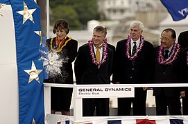Губернатор штата Гавайи Линда Лингл «крестит» подводную лодку USS Hawaii (SSN 776)