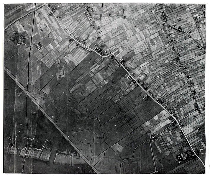 File:Luchtfoto Heemskerk, Slot Assumburg, Oud Haerlem, 1957.jpg