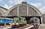 Miniatuur voor Bestand:Lviv Train Station with ЧМЭ3-3413 &amp; HRC S2-004 (cropped).jpg