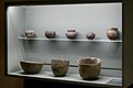Vitrína s neolitickými keramickými nádobami