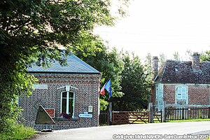 Mairie de Saint-Ouen-Le-Houx (et partie du presbytère).jpg