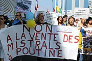 Nessun maestrale per i manifestanti di Putin che si spostano dalla poppa di Vladivostok verso lo Smolny, Saint-Nazaire, 7 settembre 2014 Foto Volodymyr Tkachenko