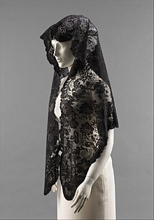 Side angle shot of a blond mantilla Mantilla MET 51.80.67 CP4.jpg