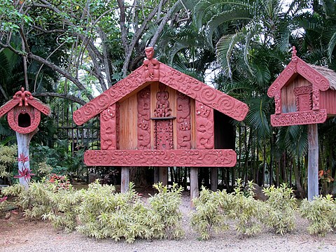 Māori pataka storehouses