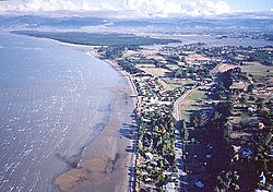 Foto scattata da un deltaplano sopra le scogliere di Ruby Bay