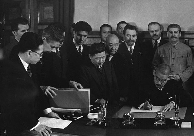 ファイル:Matsuoka signs the Soviet–Japanese Neutrality Pact-2.jpg