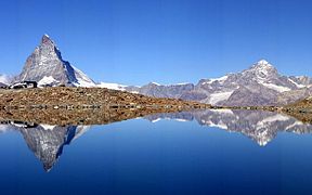 Les sommets isolés du Cervin et de la dent Blanche.