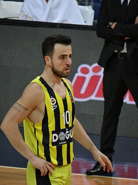 File:Melih Mahmutoğlu 10 Fenerbahçe Men's Basketball 20171224.jpg