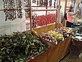 Laurier, fruits de la passion (grenadelles et grenadilles) et piments.