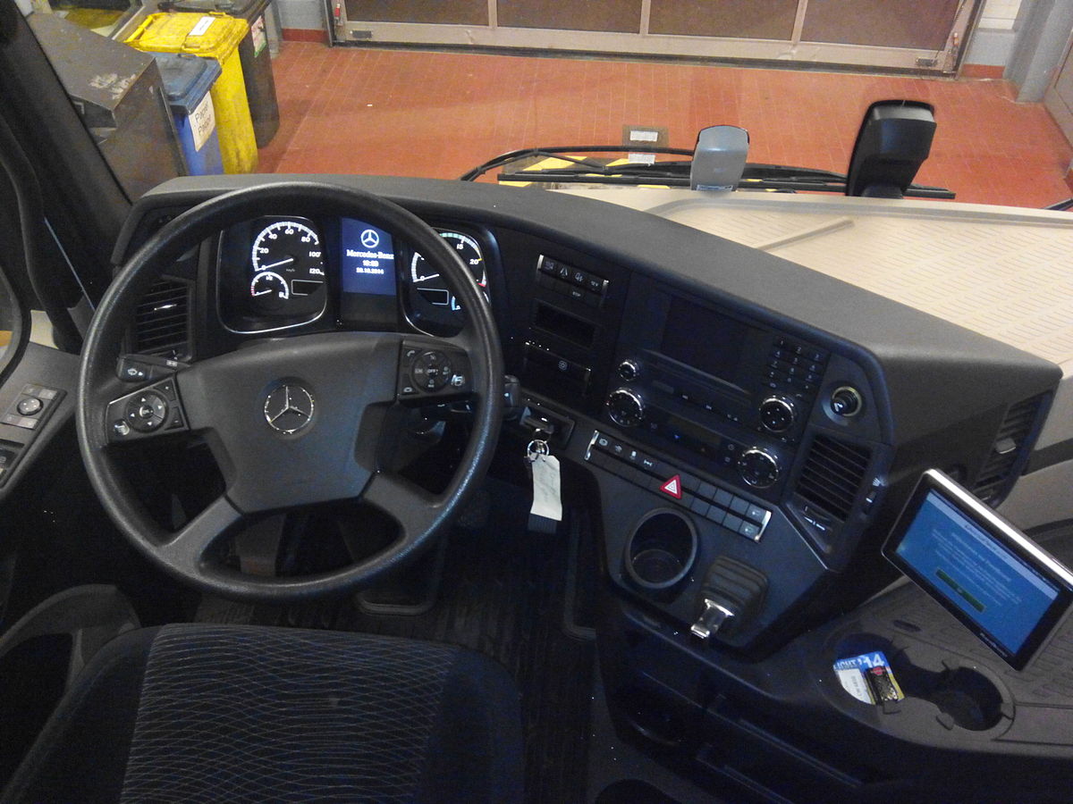 File:Mercedes-Benz Actros MP4 Cockpit.jpg - 维基百科，自由的百科全书