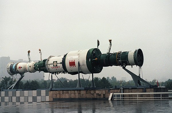 A full-scale model of a Salyut 7 space station and two docked spacecraft. On the left a Soyuz can be seen docked to the fore port, and on the right a 