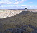 Un des moulins avec Consuegra à l'arrière-plan