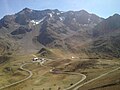 En arrière-plan du col du Lautaret, le grand cône d'éboulis descendant du Combeynot.