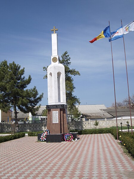 File:Monumentul eroilor căzuți pentru integritatea și suveranitatea Republicii Moldova, Coșnița.jpg