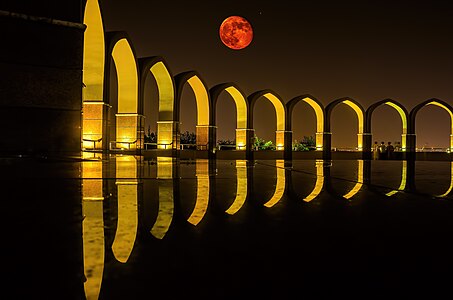 "Moon_over_arches" by User:Alighazanfarz