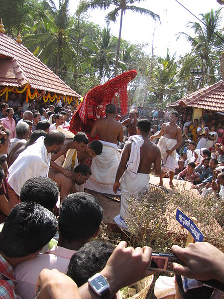 File:Muchilottu Bhagavathi looking into Manikkinar (1).JPG