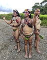Mujeres danzantes huaoranis de la amazonía ecuatoriana