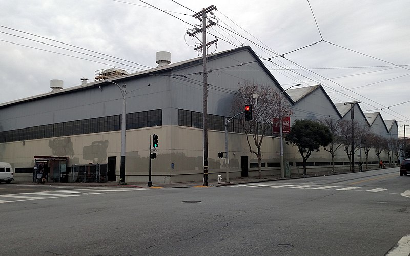 File:Muni Flynn Division from 16th Street, January 2018.jpg