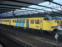 ​ ​ Deze huisstijl voor het elektrische stoptreinmaterieel, geel met lichtblauwe diagonale reclamebanen, is een overblijfsel van Spoorslag '70. Sinds 2012 alleen nog te zien op Mat '64 en DD-AR/mDDM materieel. Mat'64 zal uitgefaseerd worden en DD-AR/mDDM wordt omgebouwd naar DDZ met een intercity-huisstijl. Deze huisstijl verdween per dienstregeling 2020.