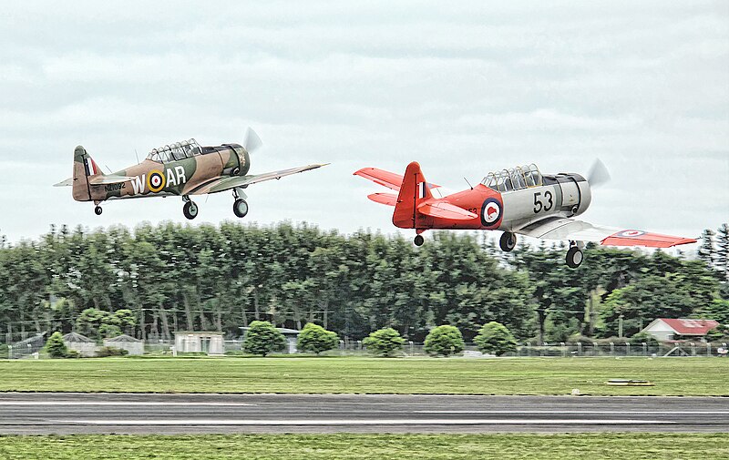 File:NZ.warbirds.harvards.jpg