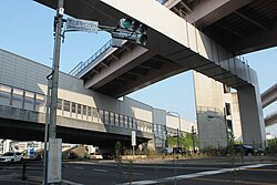 国道302号と直交する （直上は名古屋南JCT）