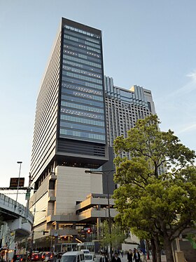 南側から見たなんばスカイオ（左）と スイスホテル南海大阪（右）