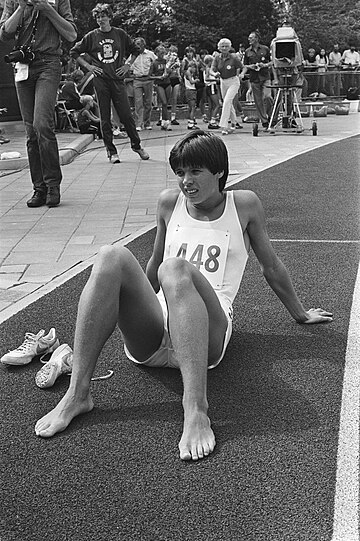 File:Nederlandse kampioenschappen atletiek in Amsterdam Els Vader rust uit na haar o, Bestanddeelnr 932-2688.jpg