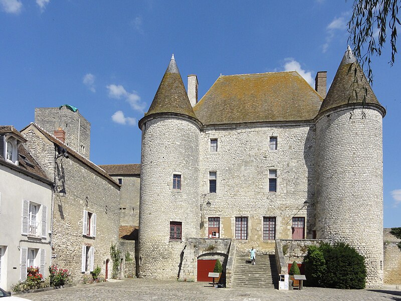 File:Nemours (77), château, façade ouest côté cour 3.jpg