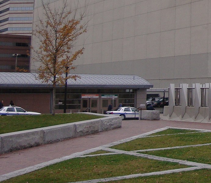 File:North headhouse at North Station, November 2009.JPG