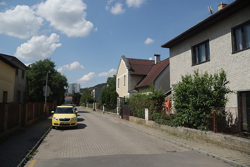 File:North view of Felberova street in Radotín, Prague.jpg