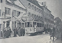 Oberlandbahn am Eröffnungstag in Landau, Königstraße[3]