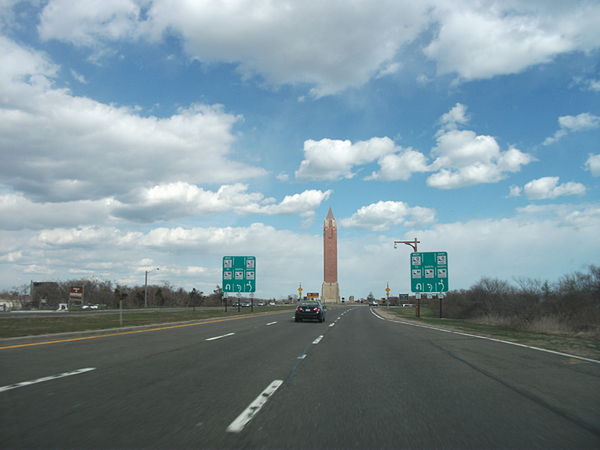 The Ocean Parkway eastbound approaching the Wantagh State Parkway in Jones Beach