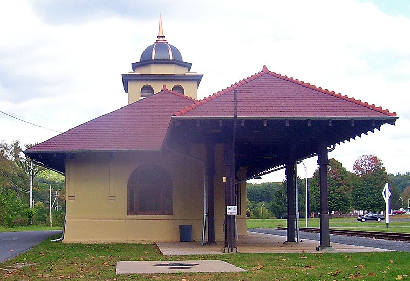 File:Old O & W Railroad Station at Port Ben.jpg