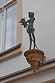 Figur "Osnabrücker Steckenpferdreiter" des Künstlers Wolfgang Grändorf (Gold und Silberschmiedemeister) am denkmalgeschützten Gebäude Heger Straße 11